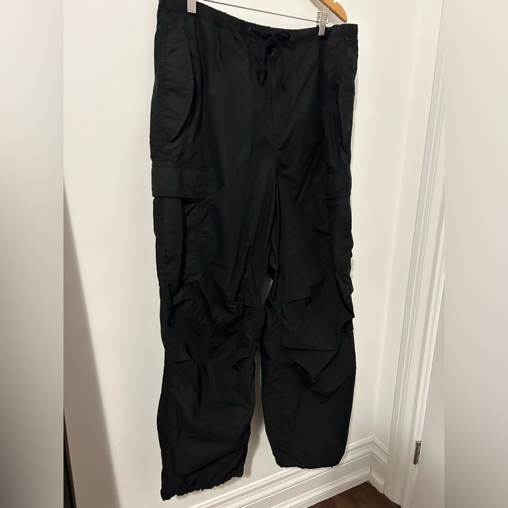 Aritzia Black Cargos